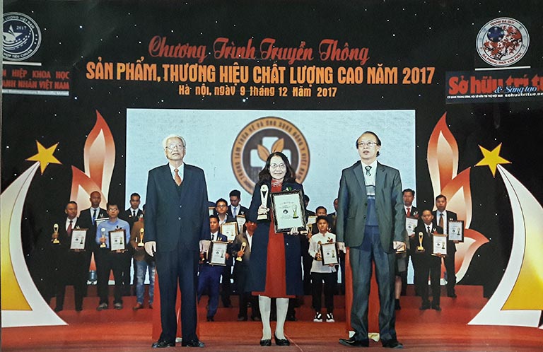 Thầy thuốc Lê Phương thay mặt Trung tâm Phụ Khoa Đông y lên nhận CUP vinh danh
