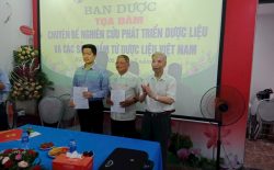 Ông Nguyễn Quang Hưng (ngoài cùng từ trái sang) được bổ nhiệm giữ chức Phó ban dược Hội Nam y Việt Nam