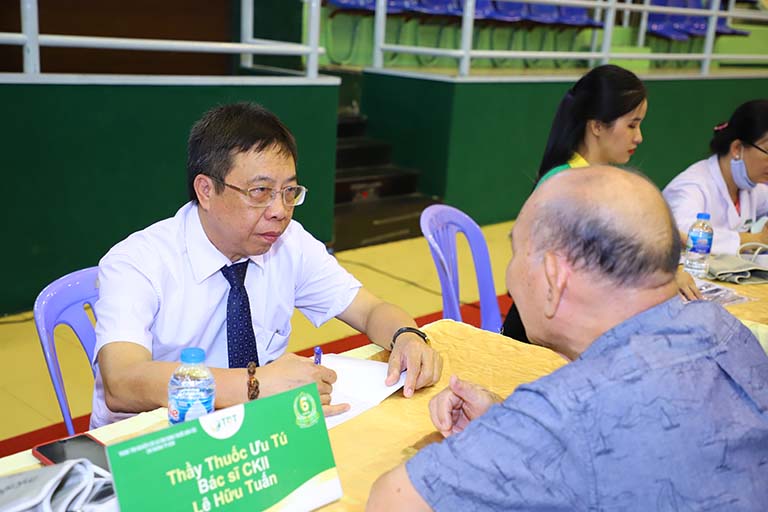 Bác sĩ Lê Hữu Tuấn thăm khám cho người bệnh tại lễ kỷ niệm