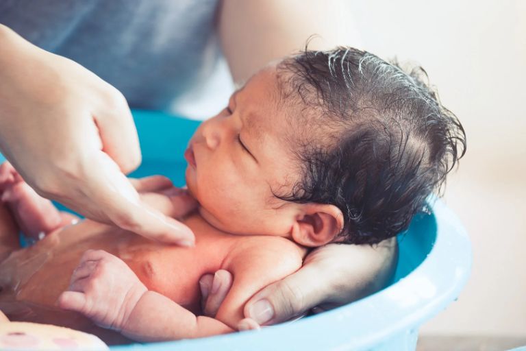 Trẻ sơ sinh bị nổi mẩn đỏ ở cổ có thể do nước bọt thừa hoặc vệt sữa