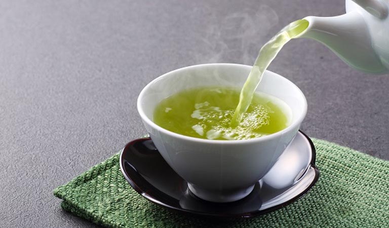 Uống nước trà xanh giúp thanh lọc cơ thể, đào thải độc tố