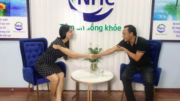 Master Coach Bùi Thị Hải Yến cam kết đồng hành cùng khách hàng Đào Mạnh Hùng sau quá trình trị liệu thành công tại Trung tâm