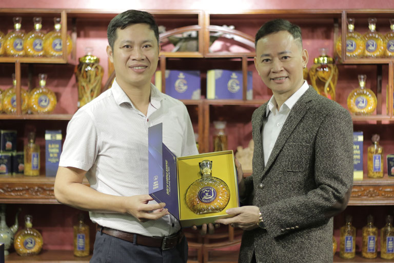 Nghệ sĩ Tùng Dương đặc biệt ấn tượng với rượu đông trùng hạ thảo Bách Vương Khang