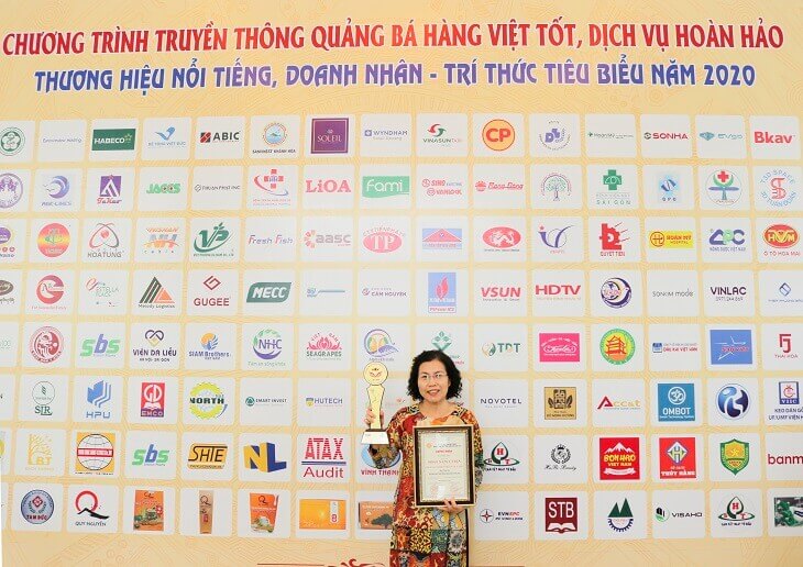 Bác sĩ Nguyễn Thị Vân Anh đại diện Nhất Nam Y Viện nhận giải thưởng Top 20 thương hiệu nổi tiếng Việt Nam năm 2020