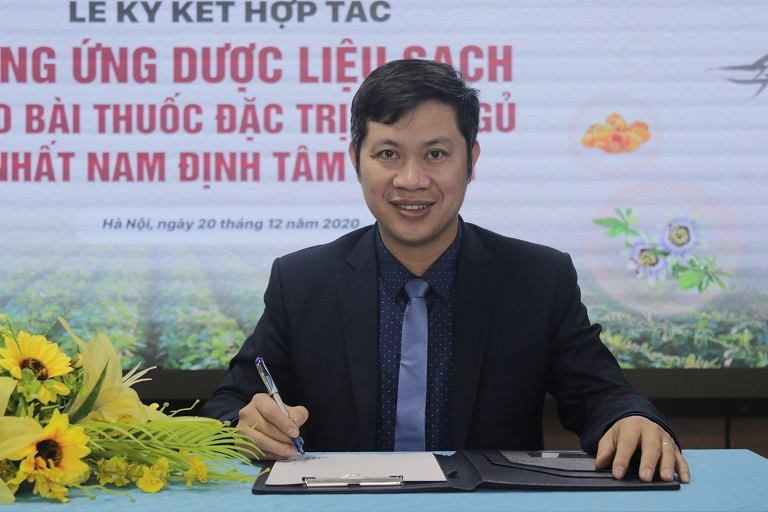 Đại diện Vietfarm phát biểu tại lễ kí kết hợp tác cung ứng dược liệu sạch cho bài thuốc trị mất ngủ Nhất Nam Định Tâm Khang