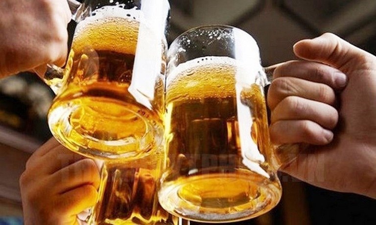 Nhiều người có thói quen lạm dụng bia vào mùa hè