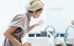 Súc miệng bằng nước muối giúp cải thiện tình trạng sưng viêm amidan