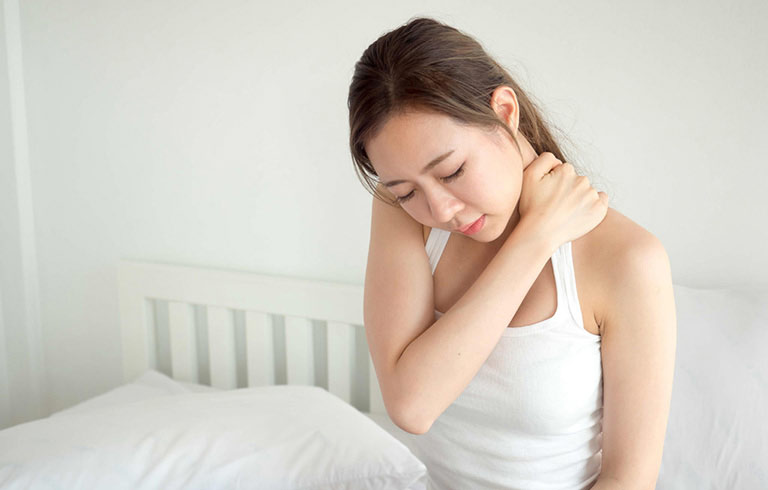Biểu hiện đau, cứng vùng cổ gáy thường xuất hiện vào buổi sáng khi tỉnh dậy