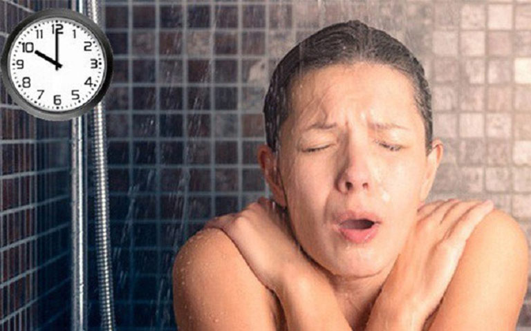 Thường xuyên tắm đêm là yếu tố làm tăng nguy cơ bị đau vùng cổ vai gáy