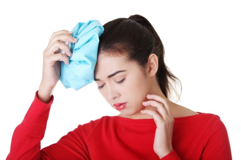 Chườm nóng hoặc chườm lạnh có thể làm giảm bớt cơn đau đầu cho bạn