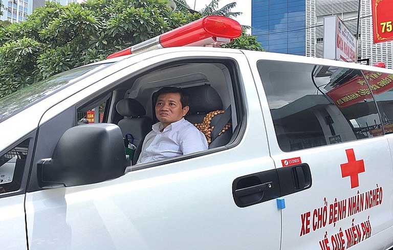 Ông Đoàn Ngọc Hải chở xe cứu thương miễn phí cho bệnh nhân nghèo