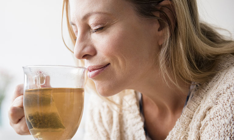 Ngoài sử dụng thuốc, bệnh nhân có thể dùng trà gừng mật ong để giảm đau buốt và ngứa rát họng