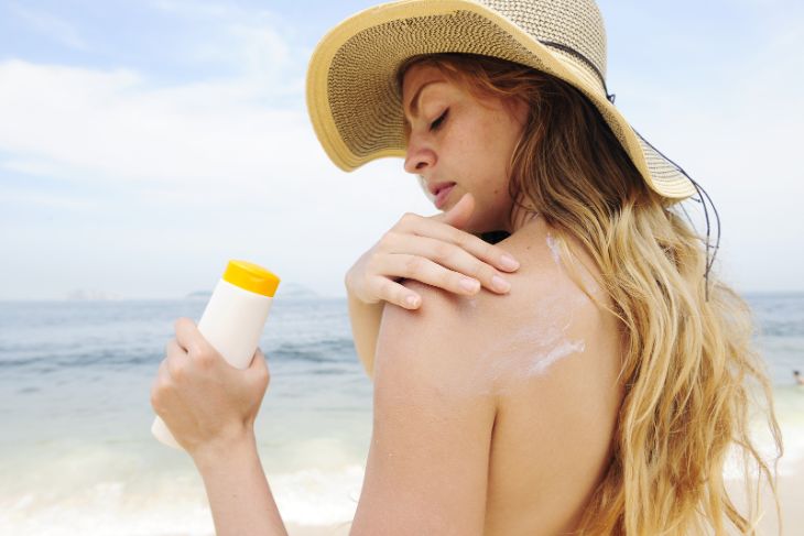 Bôi kem chống nắng là bước bảo vệ da quan trọng vào mùa hè