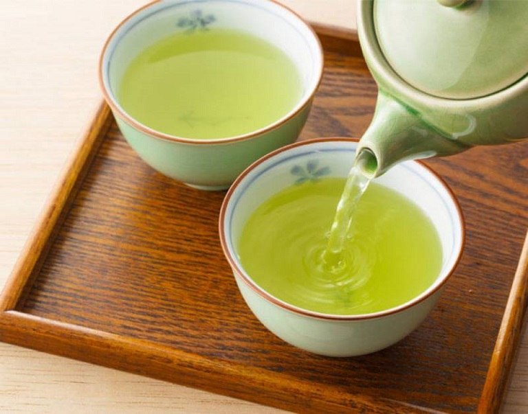 Uống nước trà xanh giúp thanh nhiệt cơ thể