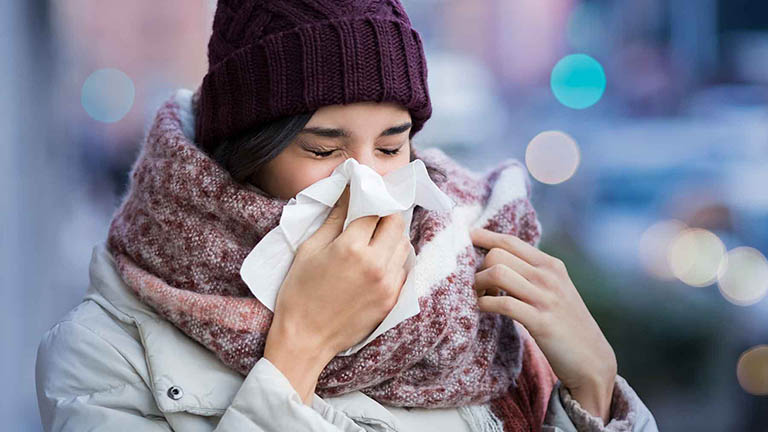 Thời tiết thay đổi đột ngột khiến virus, vi khuẩn phát triển và xâm nhập vào cơ thể tăng nguy cơ mắc bệnh viêm amidan hốc mủ