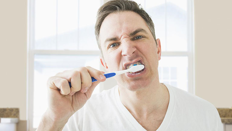 Vệ sinh răng miệng đúng cách giúp phòng ngừa viêm họng hạt và các bệnh hô hấp khác