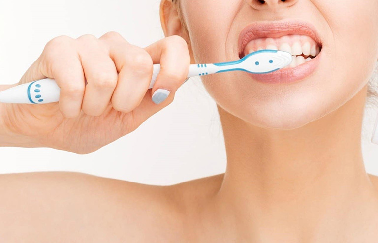 Những người bị viêm amidan mãn tính cần chú ý vệ sinh răng miệng sạch sẽ