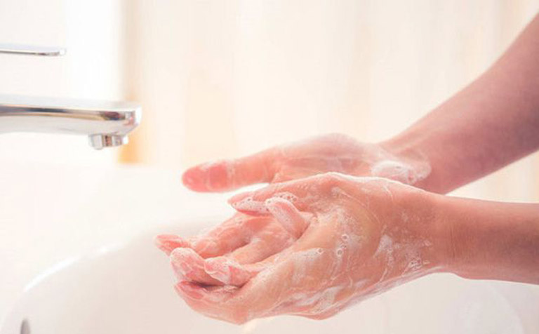 Rửa tay thường xuyên và tránh để tay tiếp xúc trực tiếp với các cơ quan hô hấp