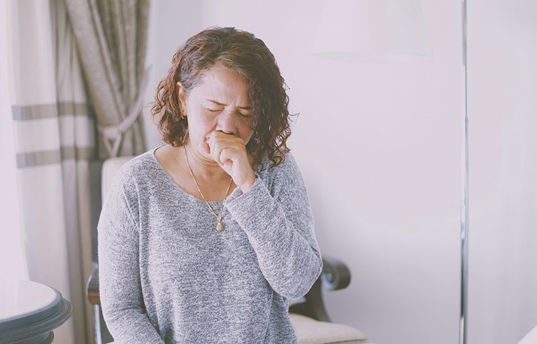 Bệnh thường gây ho, khó chịu, vướng và đau rát ở vùng cổ họng