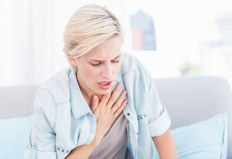 Khó thở là một trong những triệu chứng thường gặp của bệnh viêm phế quản