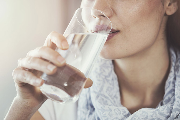 Uống nhiều nước, ăn uống đủ chất và tập thể dục để tăng cường sức đề kháng, chống chọi lại bệnh tật