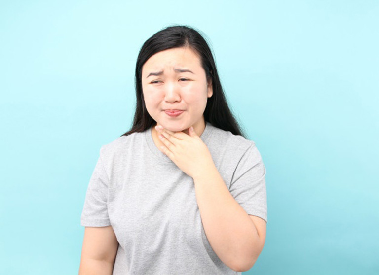 Bệnh gây ra các cơn đau họng rát cổ họng, tăng tiết nước bọt trong khoang miệng