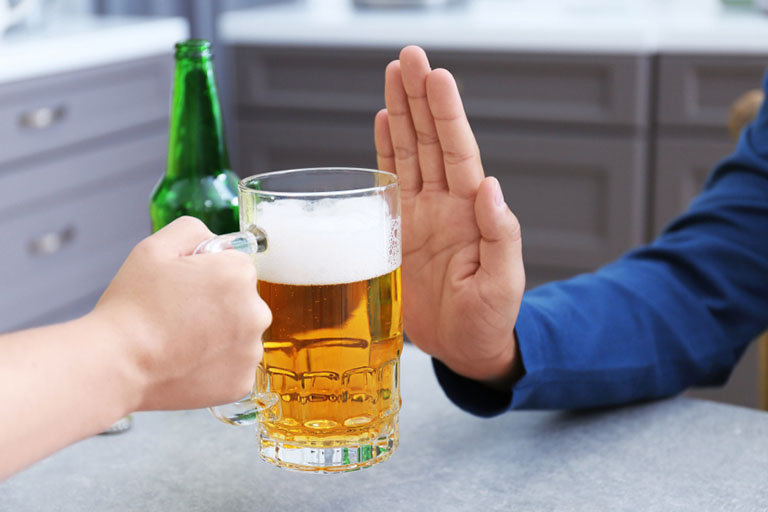 Người bị viêm họng cần tránh uống rượu bia và các loại đồ uống có chứa cồn