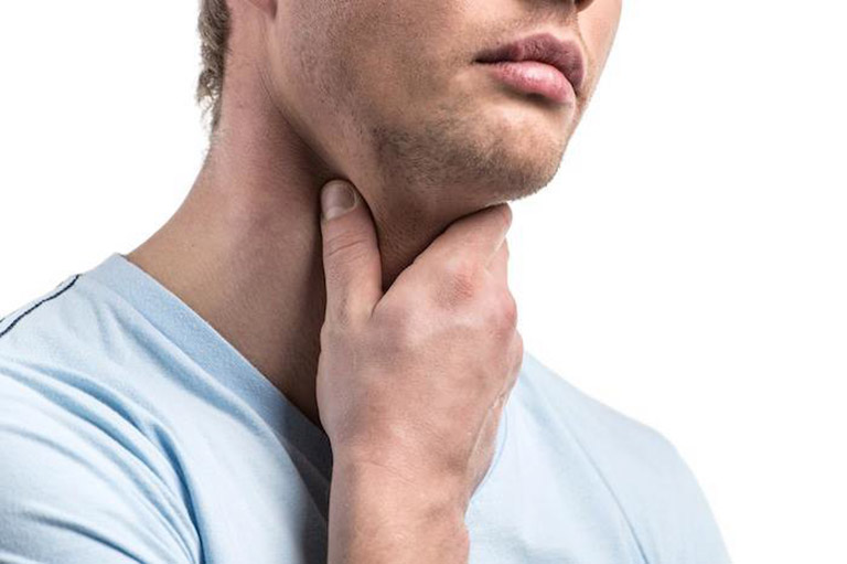 Viêm họng mãn tính đặc trưng bởi tình trạng vòm họng khô, ngứa, đau rát và ứ nhiều dịch đờm