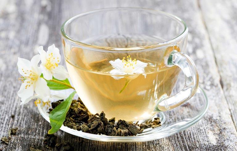 Uống một tách trà hoa nhài giúp thư giãn và nhanh chóng đi vào giấc ngủ