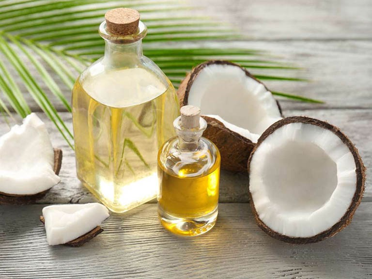 Sử dụng dầu dừa bôi hằng ngày vừa giúp làm dịu vết á sừng vừa cấp ẩm cho làn da