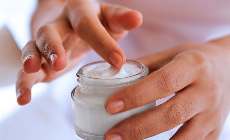 Thường xuyên dưỡng ẩm để bảo vệ da và ngăn ngừa viêm da tiếp xúc