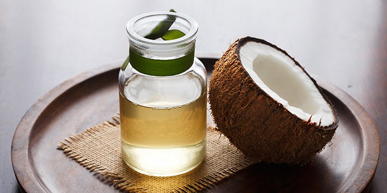 Dầu dừa chứa nhiều thành phần tốt cho làn da như axit lauric, vitamin E, polyphenol,...