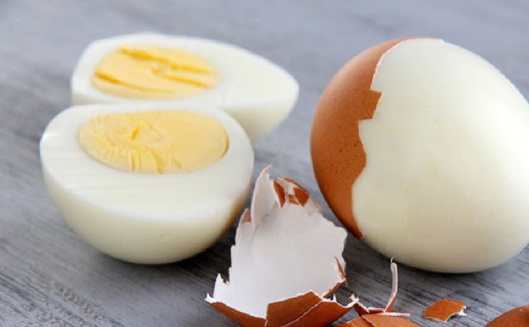 Sử dụng trứng gà giúp loại bỏ mụn đầu đen, se khít lỗ chân lông