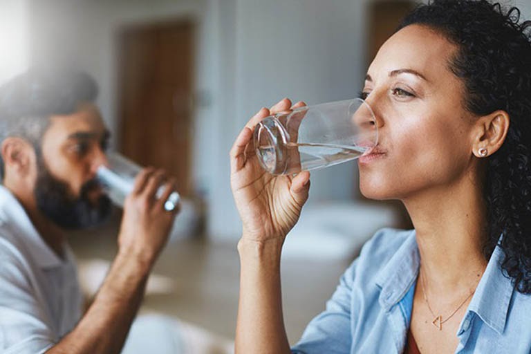 Uống nhiều nước khi bị viêm da cơ địa giúp cấp ẩm cho da và thanh lọc cơ thể