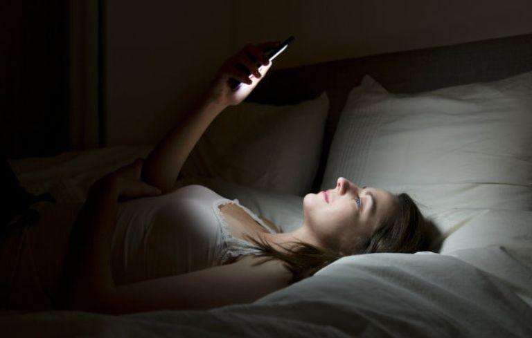 Sử dụng thiết bị điện tử là nguyên nhân phổ biến gây đau đầu mất ngủ