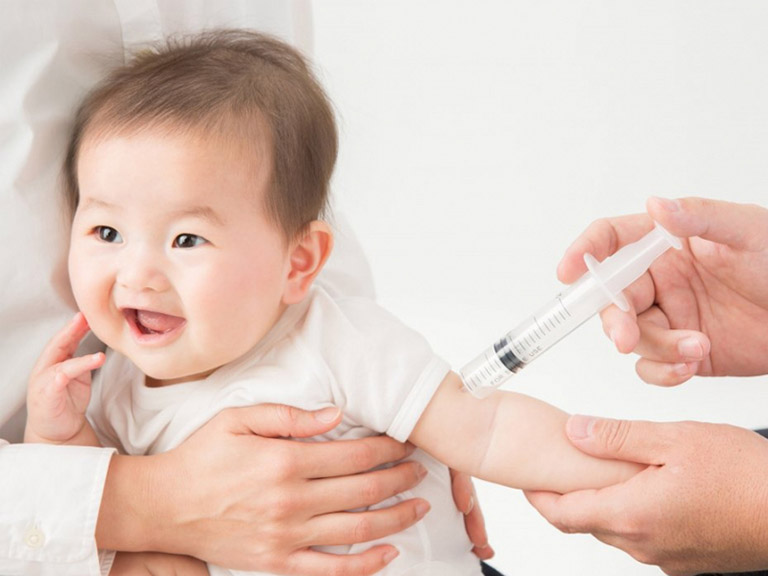 Tiêm vắc xin là biện pháp phòng tránh ho cho trẻ hiệu quả