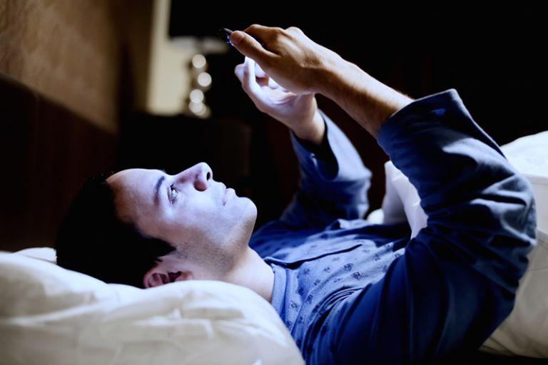 Lạm dụng điện thoại, đồ điện tử quá nhiều là nguyên nhân phổ biến gây mất ngủ