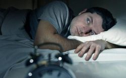 Mất ngủ đêm kéo dài là triệu chứng điển hình mà người bệnh có thể gặp phải