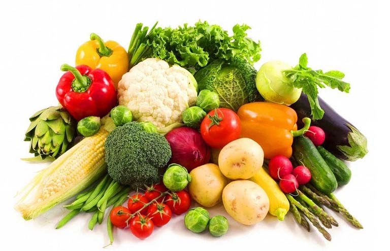 Một số loại rau củ quả mà người bệnh cần bổ sung như hành tây, lá hẹ, rau xanh đậm màu, cà rốt, rau chân vịt, gừng, măng tây. 