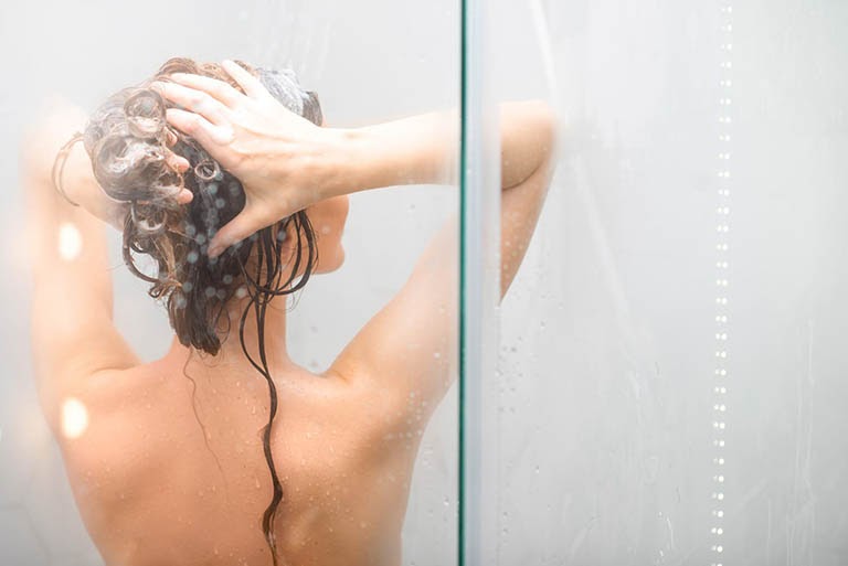 Ngừa bệnh cần tránh tắm quá lâu và không tắm với nước nóng để phòng ngừa tổn thương da, nổi mề đay phát triển mạnh