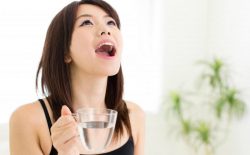 Dùng nước muối là cách chữa đau họng nhanh nhất