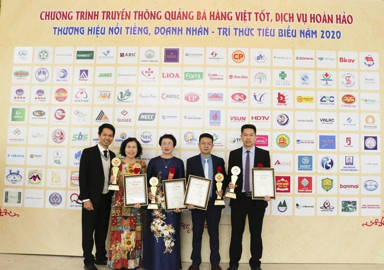 Lương y Đỗ Minh Tuấn - GĐ chuyên môn nhà thuốc (thứ 4 từ trái qua) thay mặt nhà thuốc nhận vinh dự được lọt Top 20 thương hiệu Việt Nam uy tín 2020
