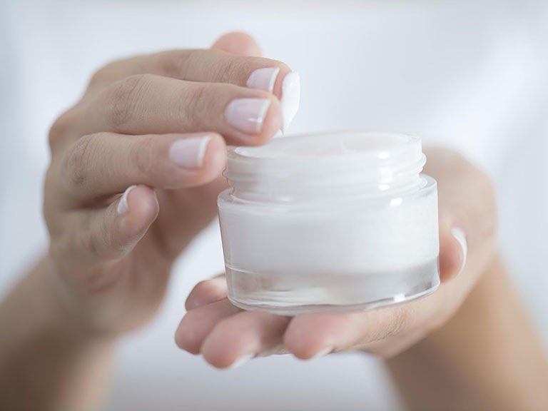 Nên dưỡng ẩm cho da đều đặn nhằm giữ ẩm cho da và làm sạch vảy bong 