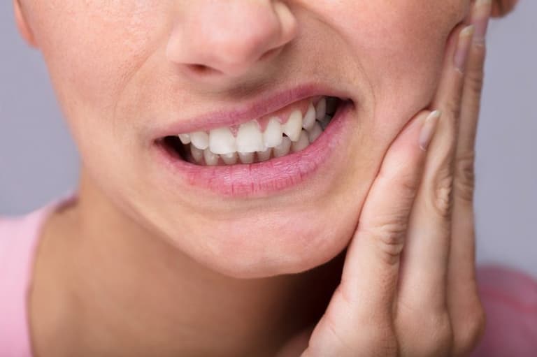 Đau răng cũng ảnh hưởng phần nào đến thẩm mỹ răng miệng