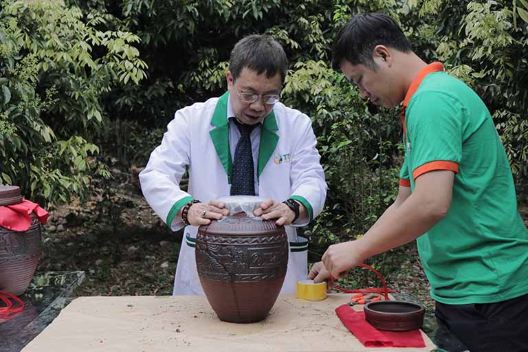 Bác sĩ Lê Hữu Tuấn trực tiếp gia giảm các vị thuốc và hướng dẫn quy trình