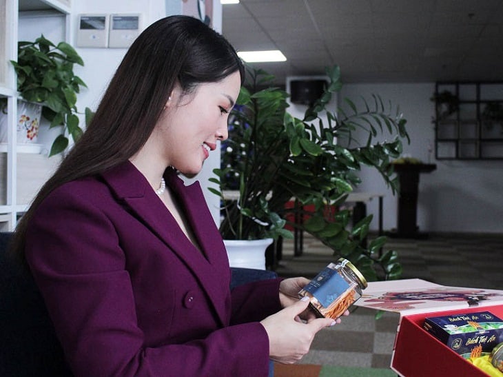 Chị Thu Phong - Giám đốc kinh doanh lựa chọn Đông trùng hạ thảo Vietfarm để làm quà tặng cho khách hàng, đối tác và sử dụng cho gia đình