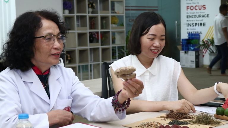 Bác sĩ Lê Phương thảo luận về các thảo dược quan trọng có trong lộ trình dinh dưỡng