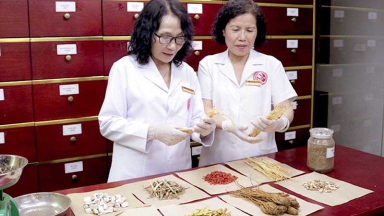 Bác sĩ Vân Anh và bác sĩ Lê Phương cùng nhau nghiên cứu thành phần thảo dược 