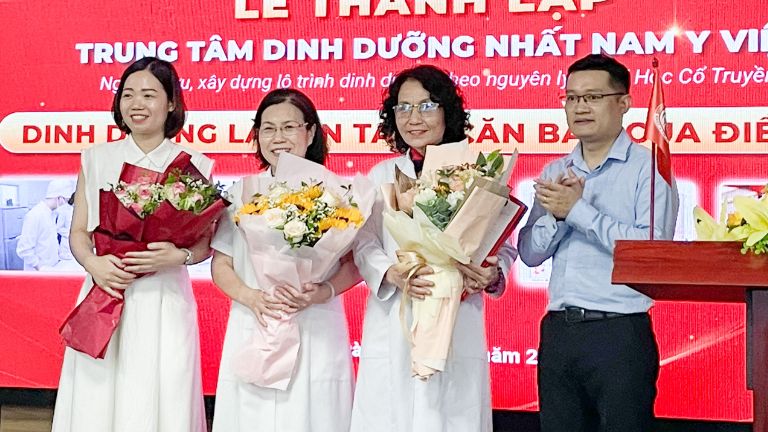 Ông Trần Hải Long trao hoa cho các bác sĩ, chuyên gia của Trung tâm Dinh dưỡng