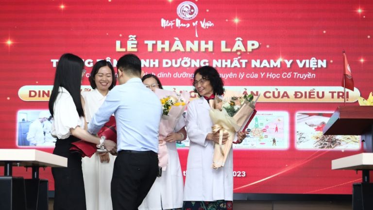 Ông Trần Hải Long trao hoa cho các bác sĩ, chuyên gia của Trung tâm Dinh dưỡng